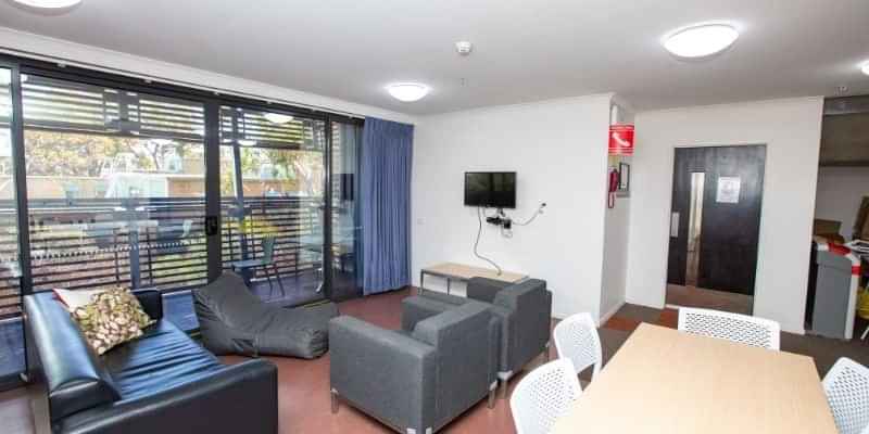 Common Area?w=400&h=260&fit=crop&q=40&auto=format&trim=auto