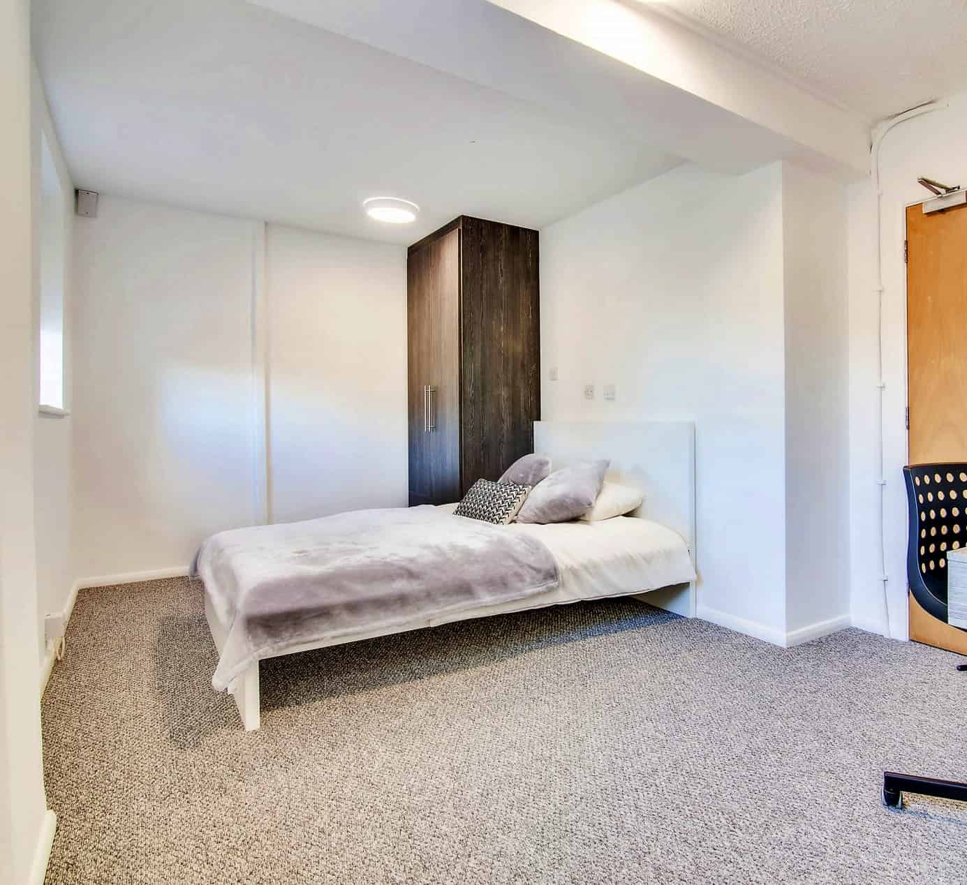 Room?w=400&h=260&fit=crop&q=40&auto=format&trim=auto