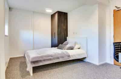 Room?w=400&h=260&fit=crop&q=40&auto=format&trim=auto