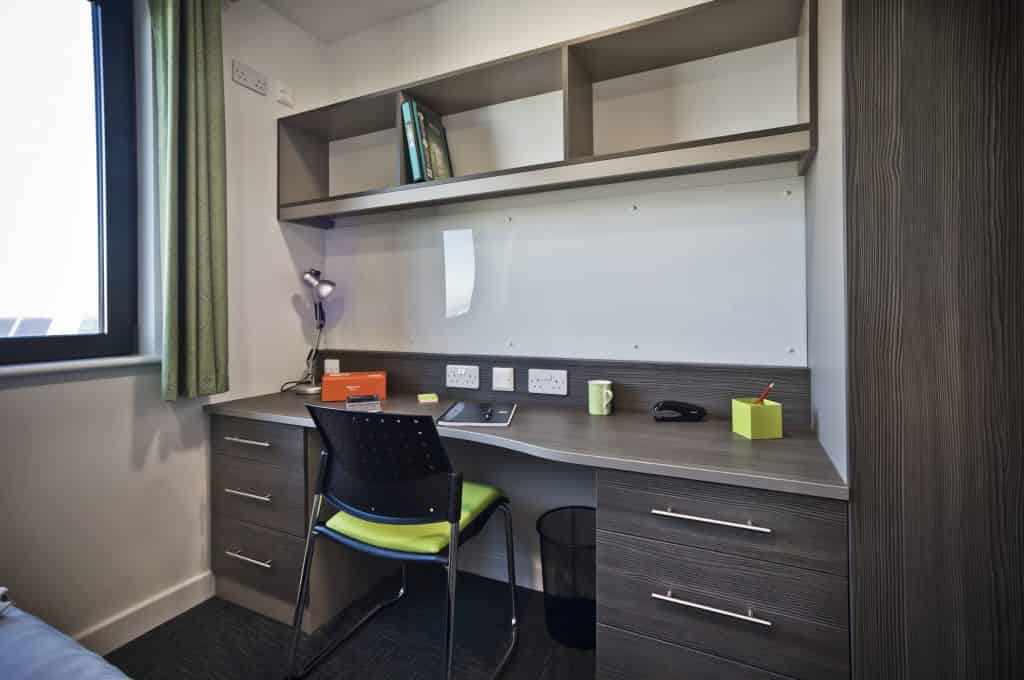 Common Area?w=400&h=260&fit=crop&q=40&auto=format&trim=auto