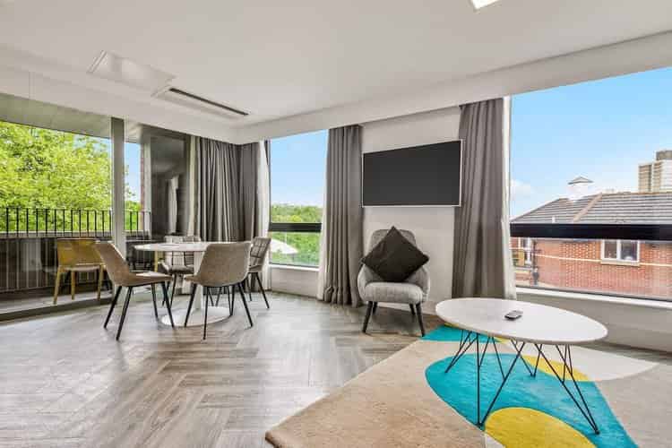 Exterior?w=400&h=260&fit=crop&q=40&auto=format&trim=auto