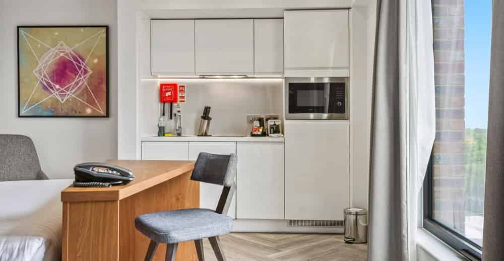 Exterior?w=400&h=260&fit=crop&q=40&auto=format&trim=auto