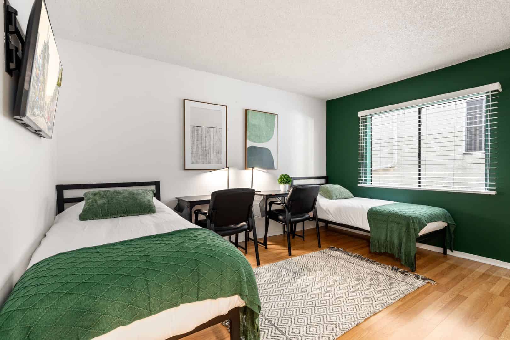 Room?w=400&h=260&fit=crop&q=40&auto=format&trim=auto