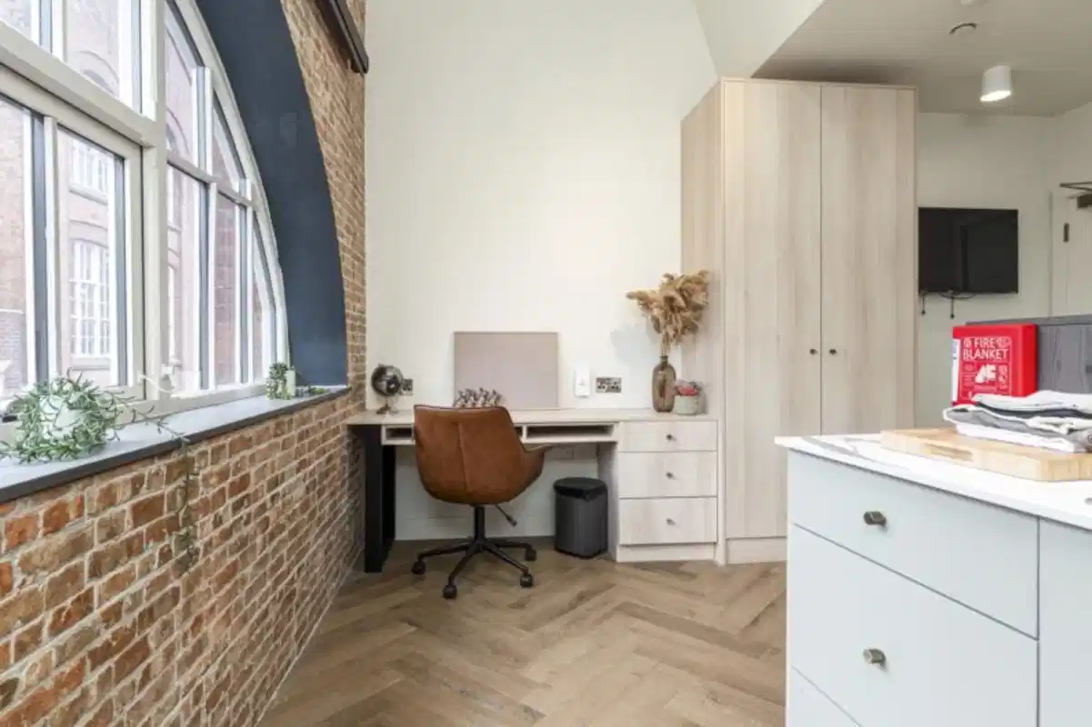 Common Area?w=400&h=260&fit=crop&q=40&auto=format&trim=auto