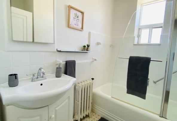 Bedroom?w=400&h=260&fit=crop&q=40&auto=format&trim=auto