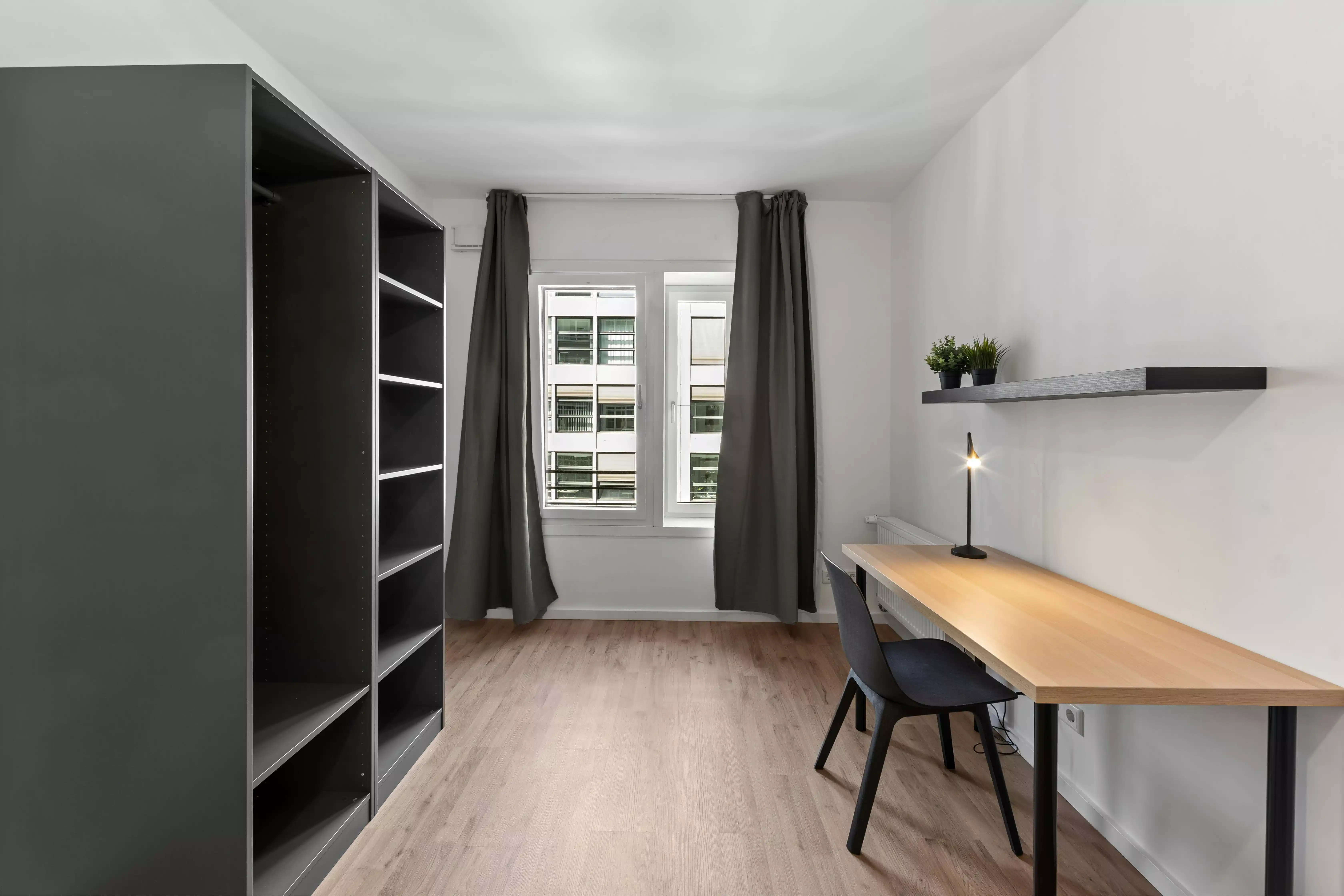 Exterior?w=400&h=260&fit=crop&q=40&auto=format&trim=auto