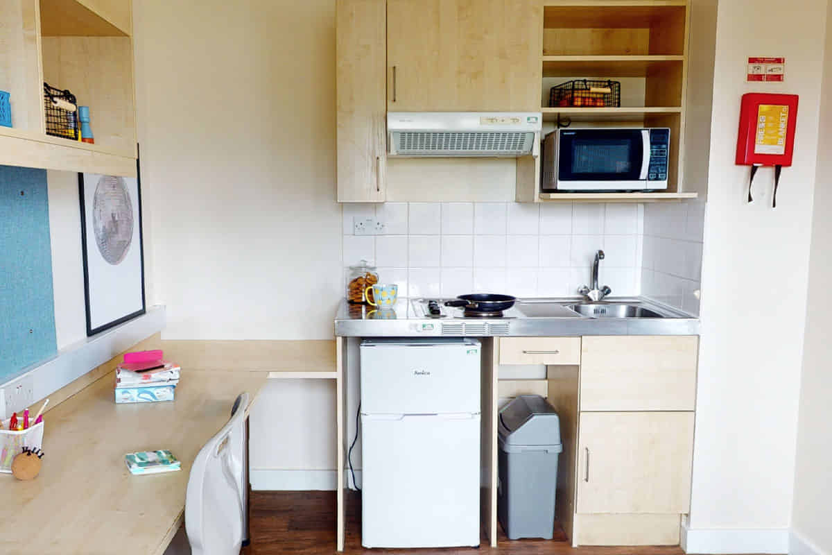 Common Area?w=400&h=260&fit=crop&q=40&auto=format&trim=auto