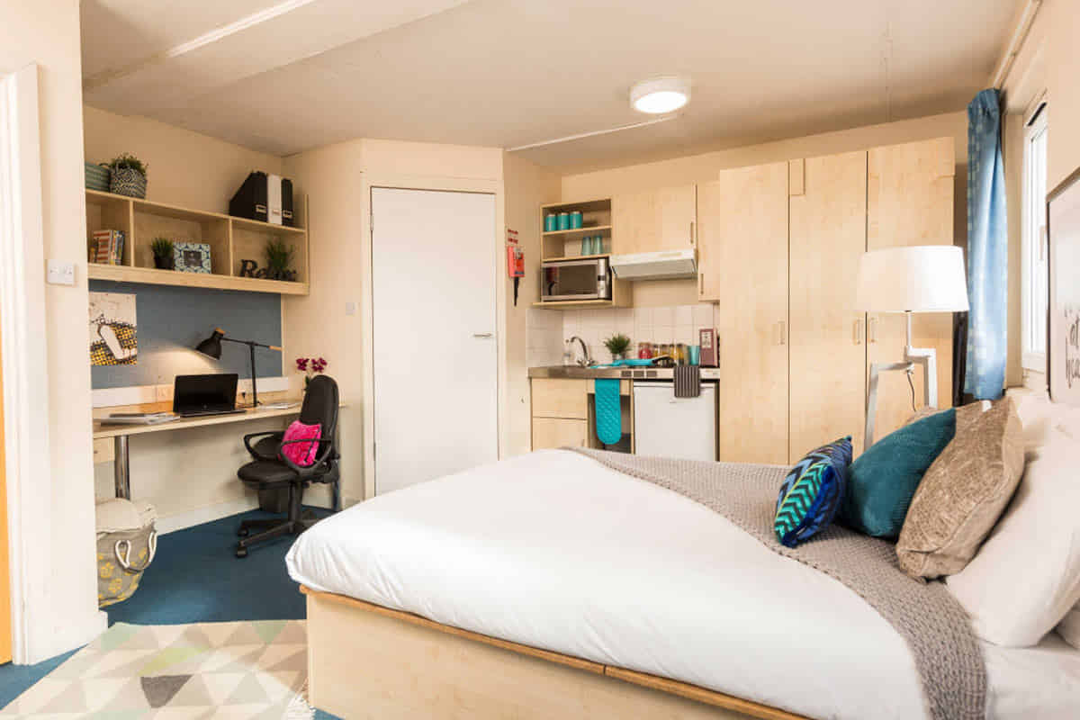 Common Area?w=400&h=260&fit=crop&q=40&auto=format&trim=auto