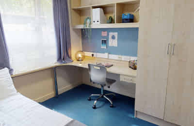 Common Area?w=400&h=260&fit=crop&q=40&auto=format&trim=auto
