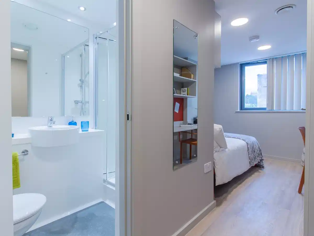 Common Area?w=400&h=260&fit=crop&q=40&auto=format&trim=auto