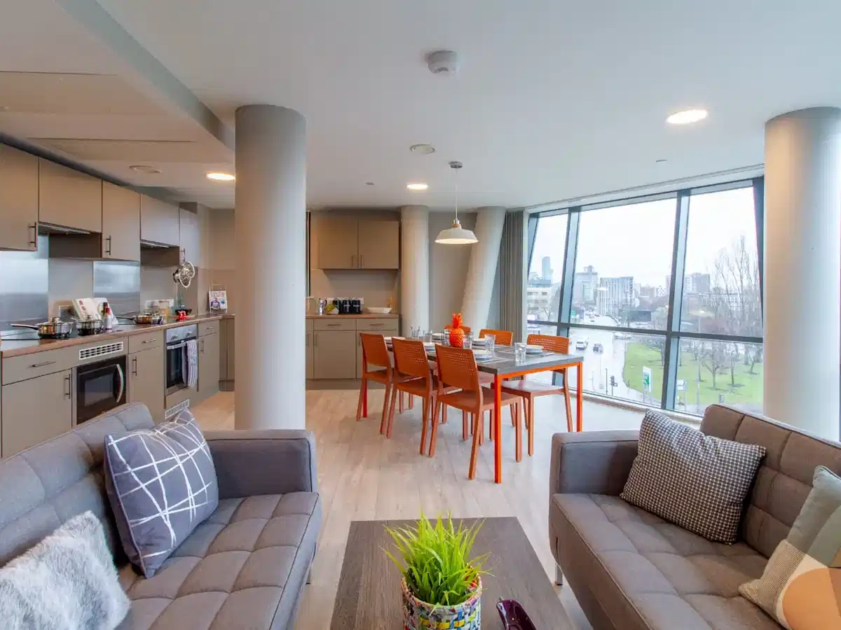 Common Area?w=400&h=260&fit=crop&q=40&auto=format&trim=auto