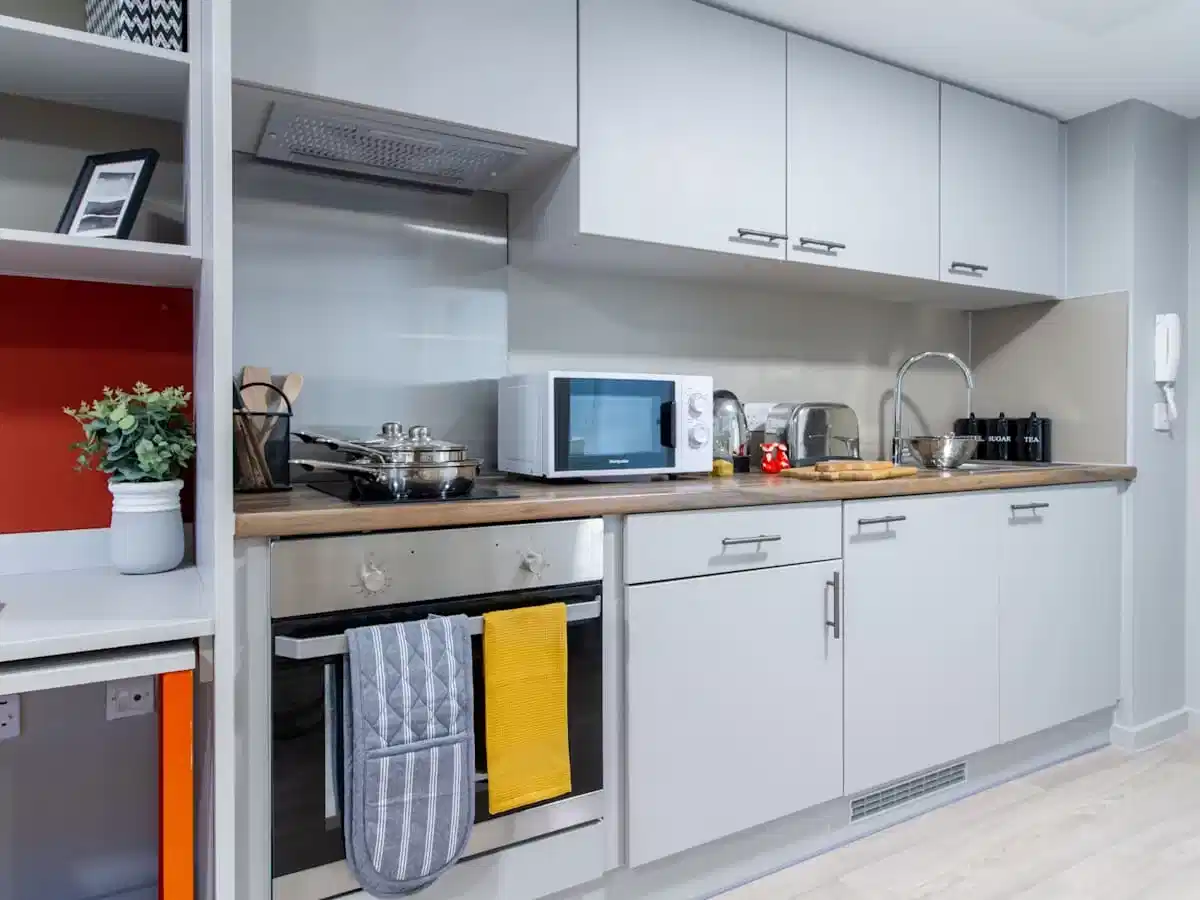 Common Area?w=400&h=260&fit=crop&q=40&auto=format&trim=auto