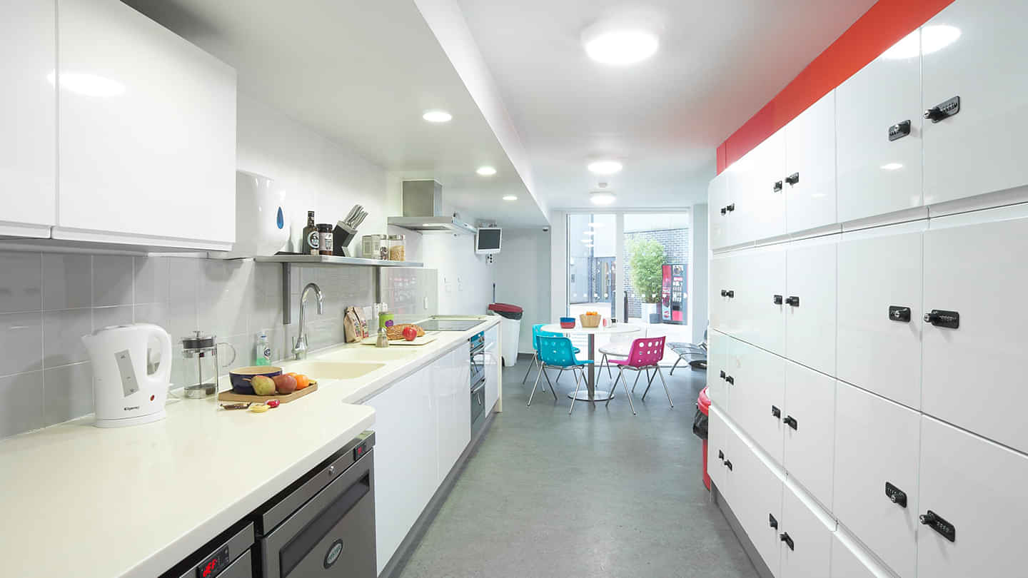 Common Area?w=400&h=260&fit=crop&q=40&auto=format&trim=auto