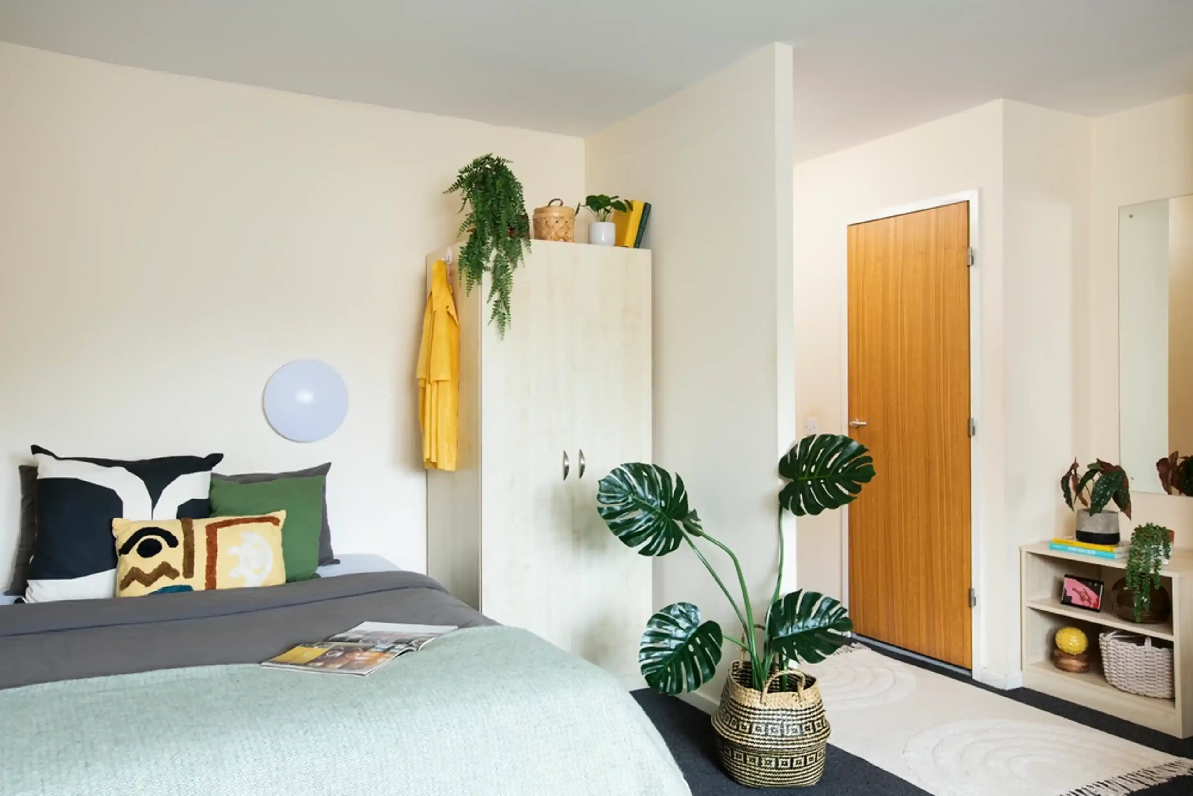 Common Area?w=400&h=260&fit=crop&q=40&auto=format&trim=auto