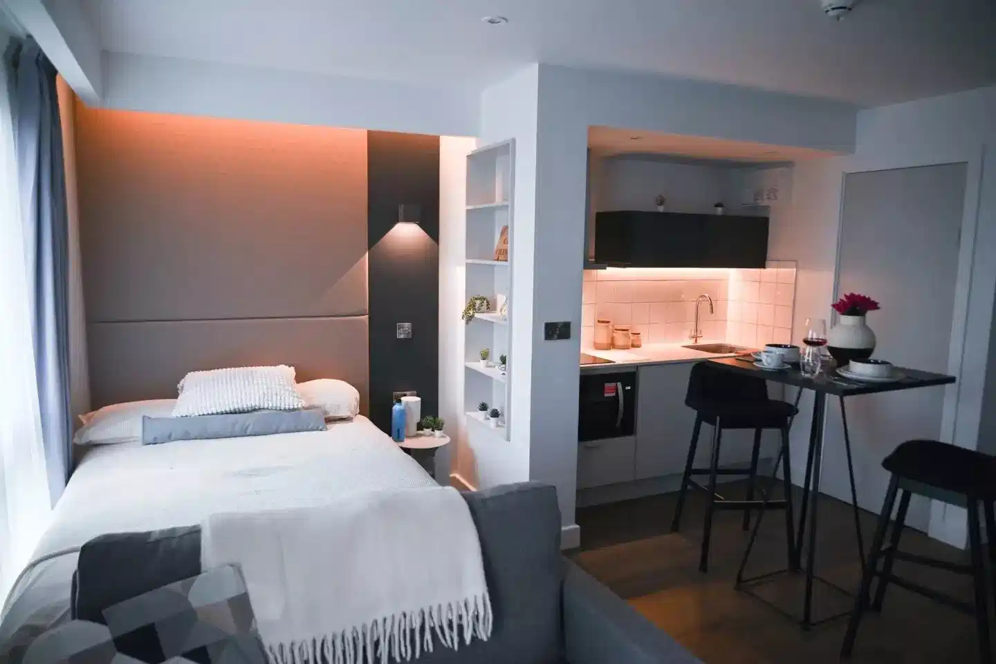 Common Area?w=400&h=260&fit=crop&q=40&auto=format&trim=auto