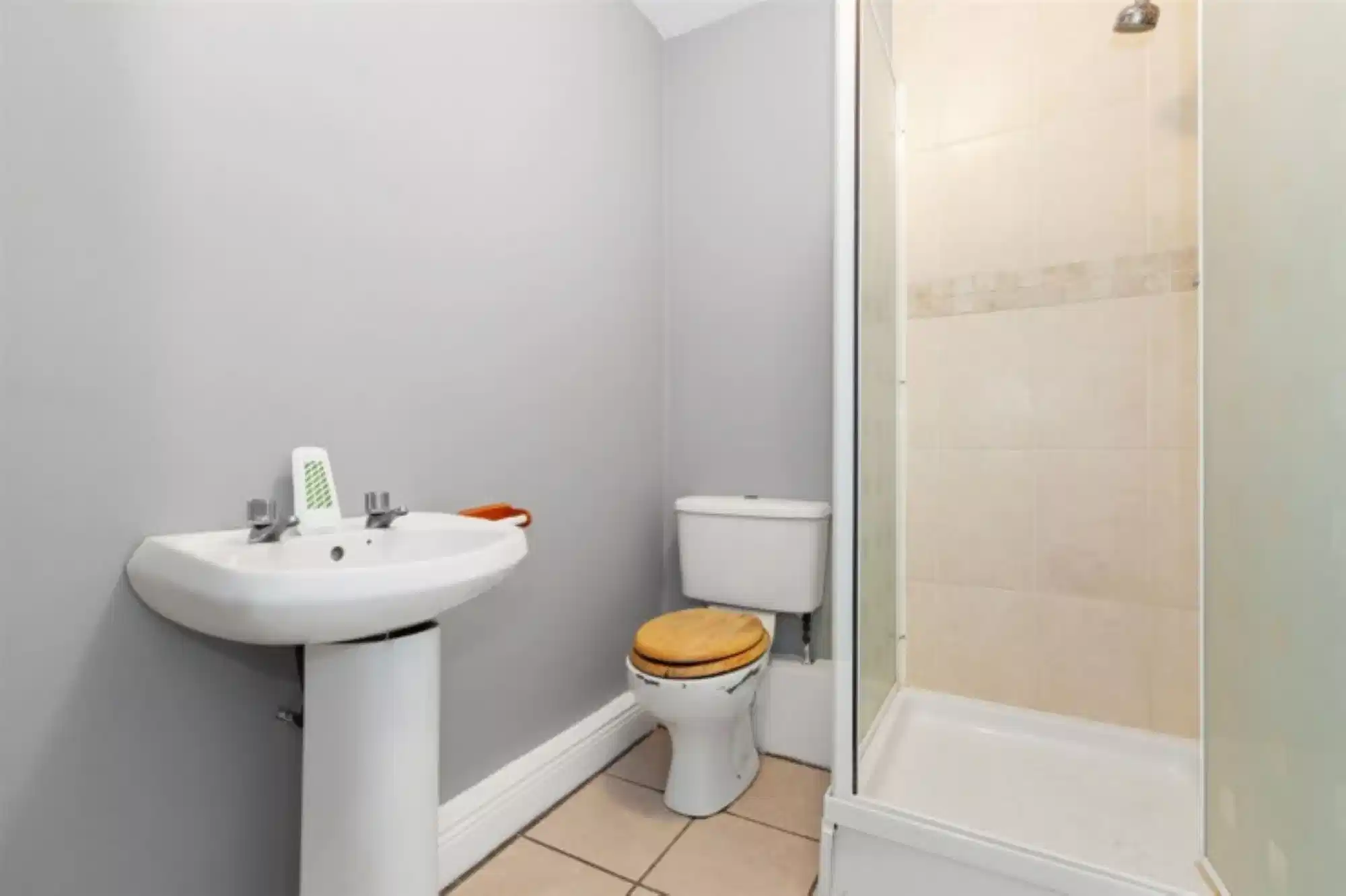 Room in a 5 Bedroom Apartment, 29 Hampton Wood Cres, Hampton Wood Rd, Dublin 11, D11 H6X6 - Dublin, Ireland - Bathroom