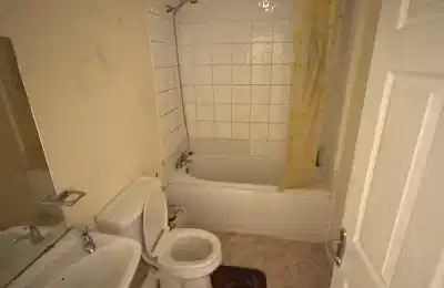 Bedroom?w=400&h=260&fit=crop&q=40&auto=format&trim=auto