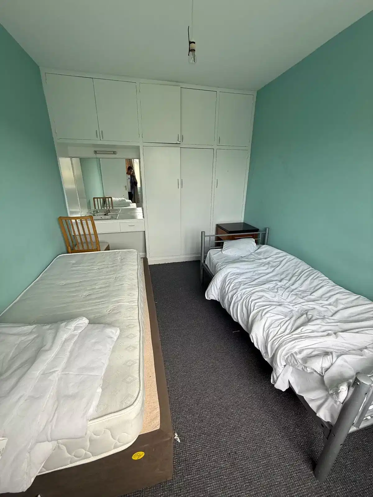 Bedroom?w=400&h=260&fit=crop&q=40&auto=format&trim=auto