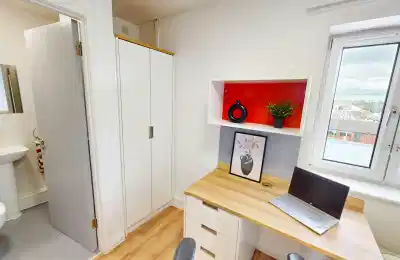 Common Area?w=400&h=260&fit=crop&q=40&auto=format&trim=auto