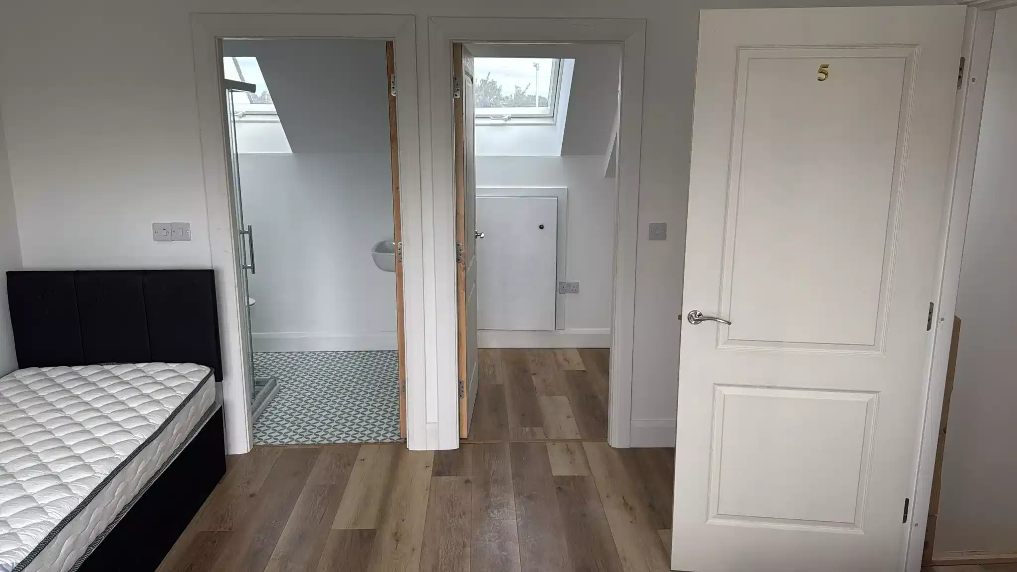 Bedroom?w=400&h=260&fit=crop&q=40&auto=format&trim=auto