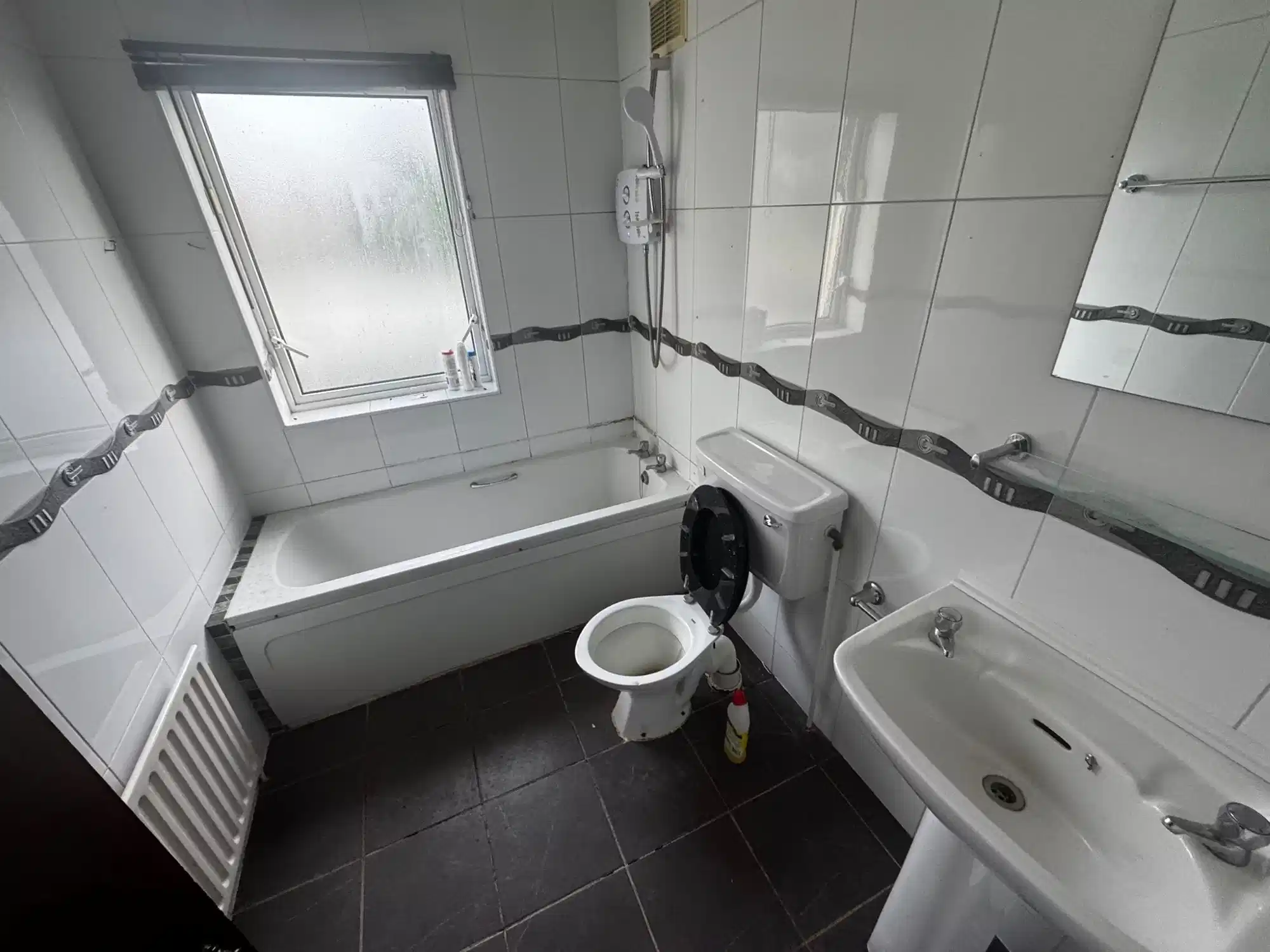 Room in a 3 Bedroom Apartment, 23 Ashmount, Blakestown Rd, Mulhuddart, Dublin 15, D15 E95F - Dublin, Ireland - Bathroom