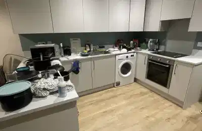 Bathroom?w=400&h=260&fit=crop&q=40&auto=format&trim=auto