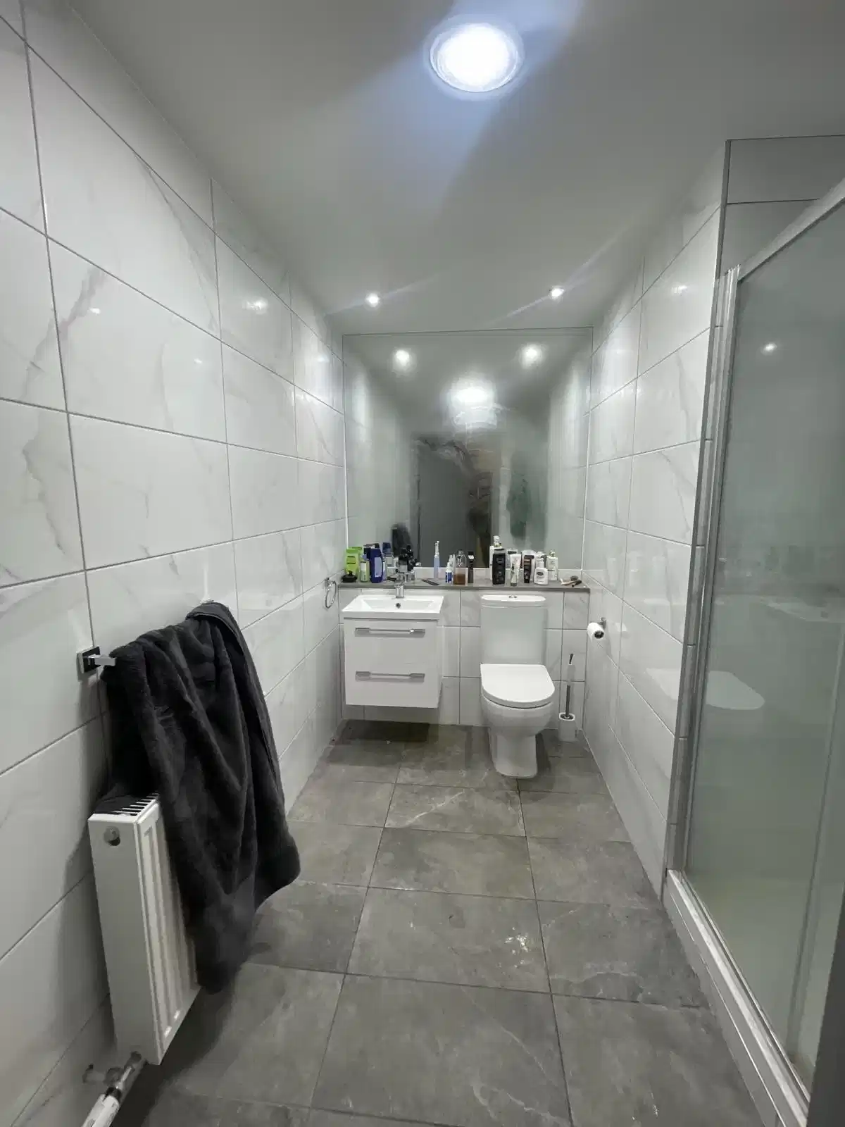 Room in a 2 Bedroom Apartment, 37 Ardhu Apartments, Roses Avenue, Kilrush, Limerick V94 76H3 - Limerick, Ireland - Bathroom