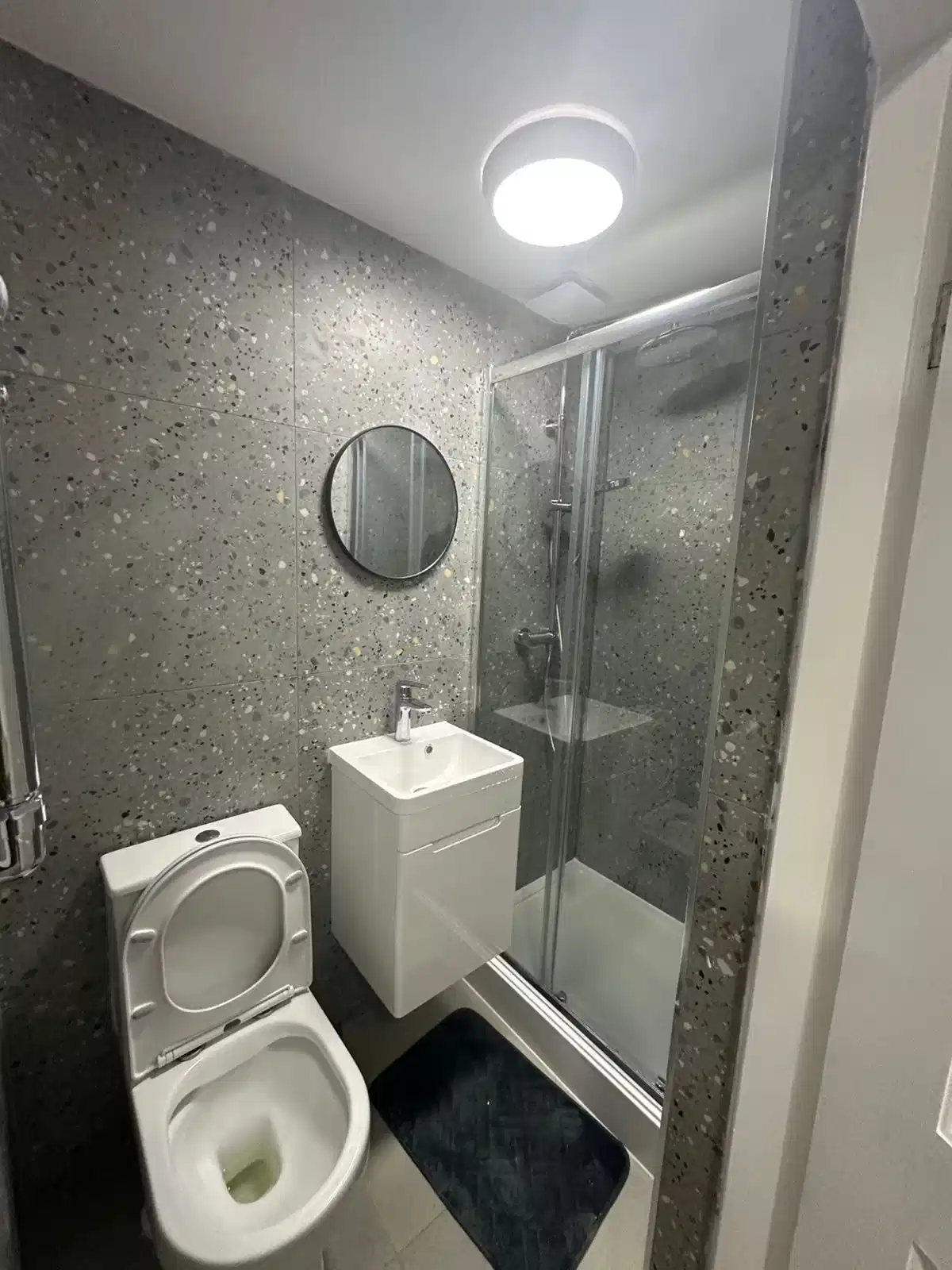Room in a 5 Bedroom Apartment, 97 Whipps Cross Rd, London E11 1NJ - London, England, United Kingdom - 5 Bedroom 2 Bathroom Apartment - Bathroom