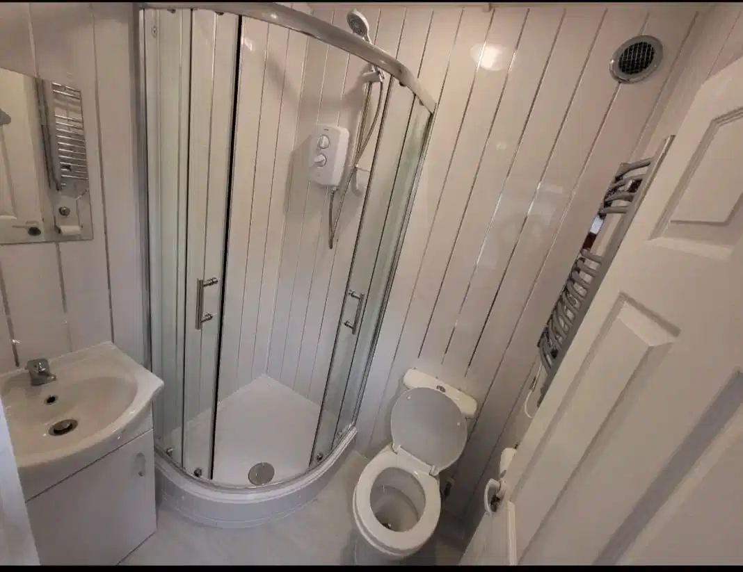 Room in a 3 Bedroom Apartment, 22 Cliftonville Ct, Northampton NN1 5BY - Northampton, England, United Kingdom - 3 Bedroom 2 Bathroom Apartment - Bathroom