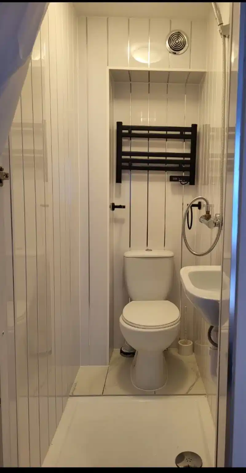Room in a 3 Bedroom Apartment, 22 Cliftonville Ct, Northampton NN1 5BY - Northampton, England, United Kingdom - 3 Bedroom 2 Bathroom Apartment - Bathroom