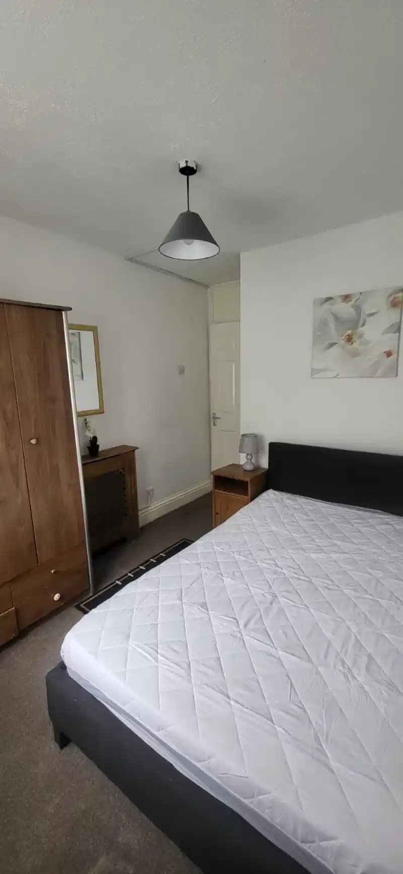 3 Bedroom 2 Bathroom Apartment - Bathroom?w=400&h=260&fit=crop&q=40&auto=format&trim=auto