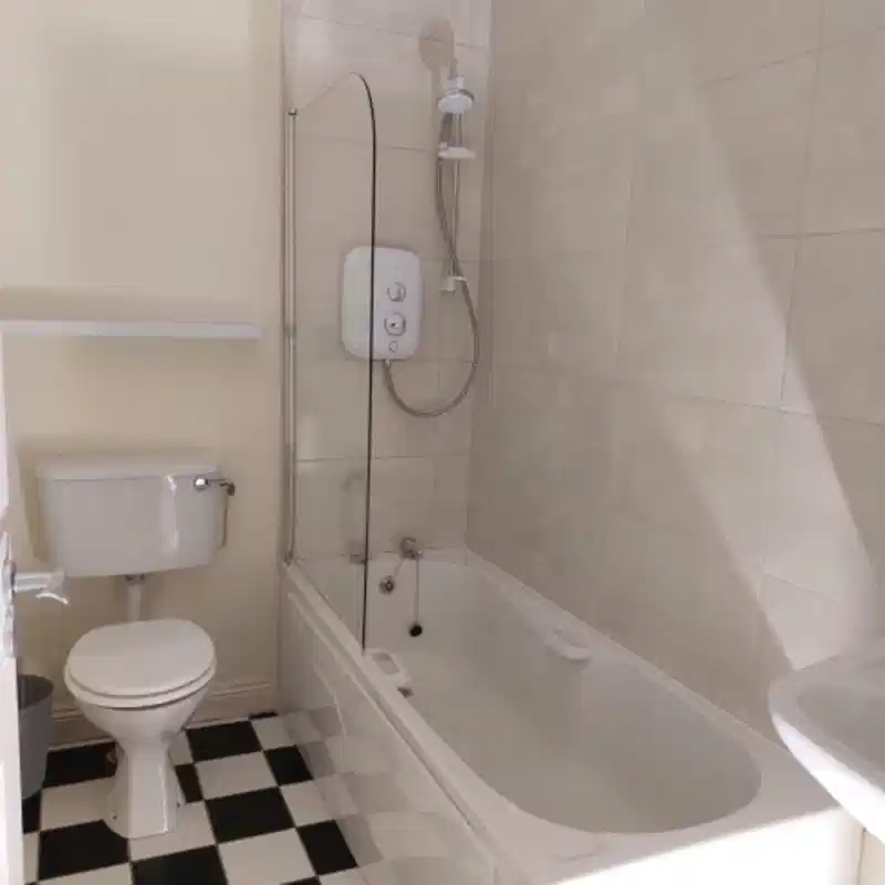 4 Bedroom 1 Bathroom Apartment - Amenities?w=400&h=260&fit=crop&q=40&auto=format&trim=auto