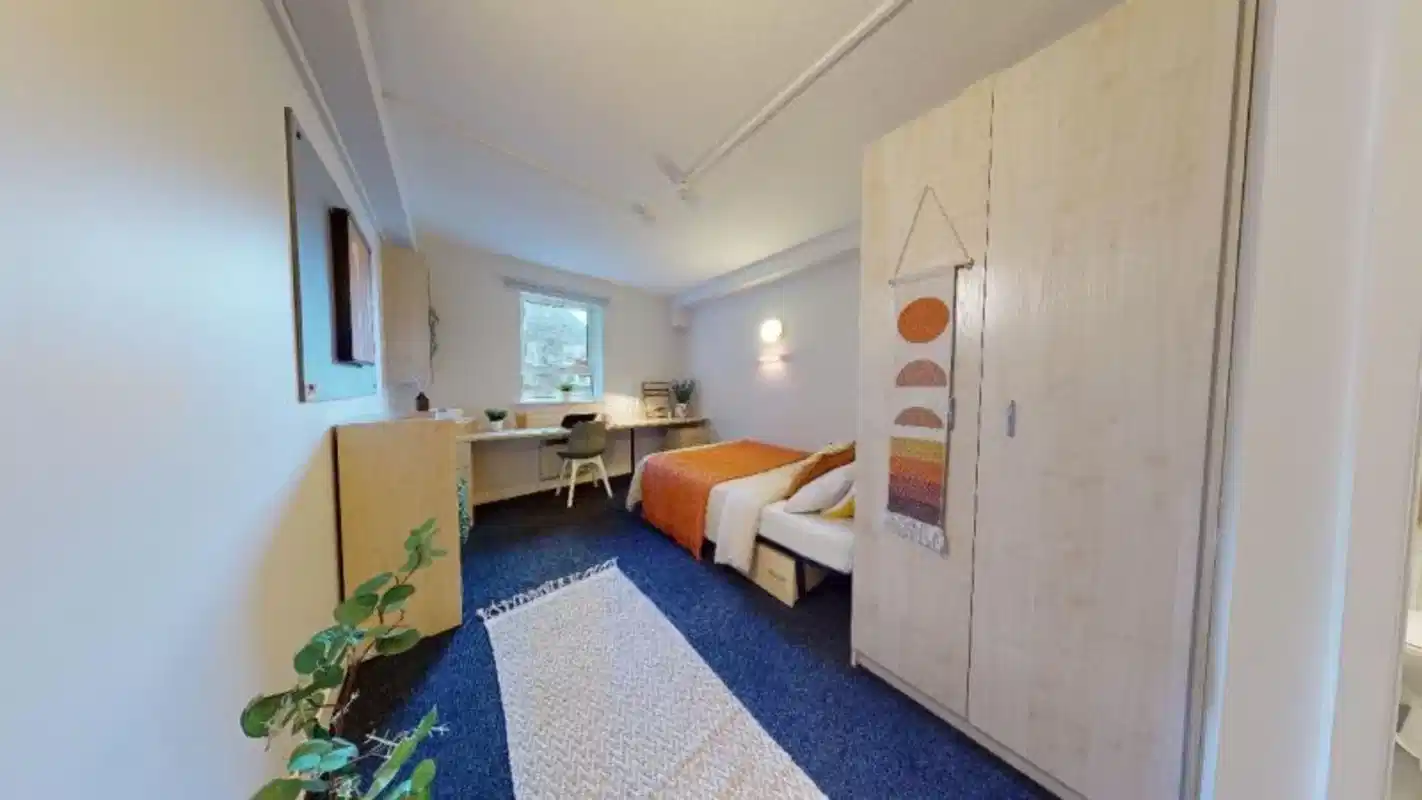 Exterior?w=400&h=260&fit=crop&q=40&auto=format&trim=auto