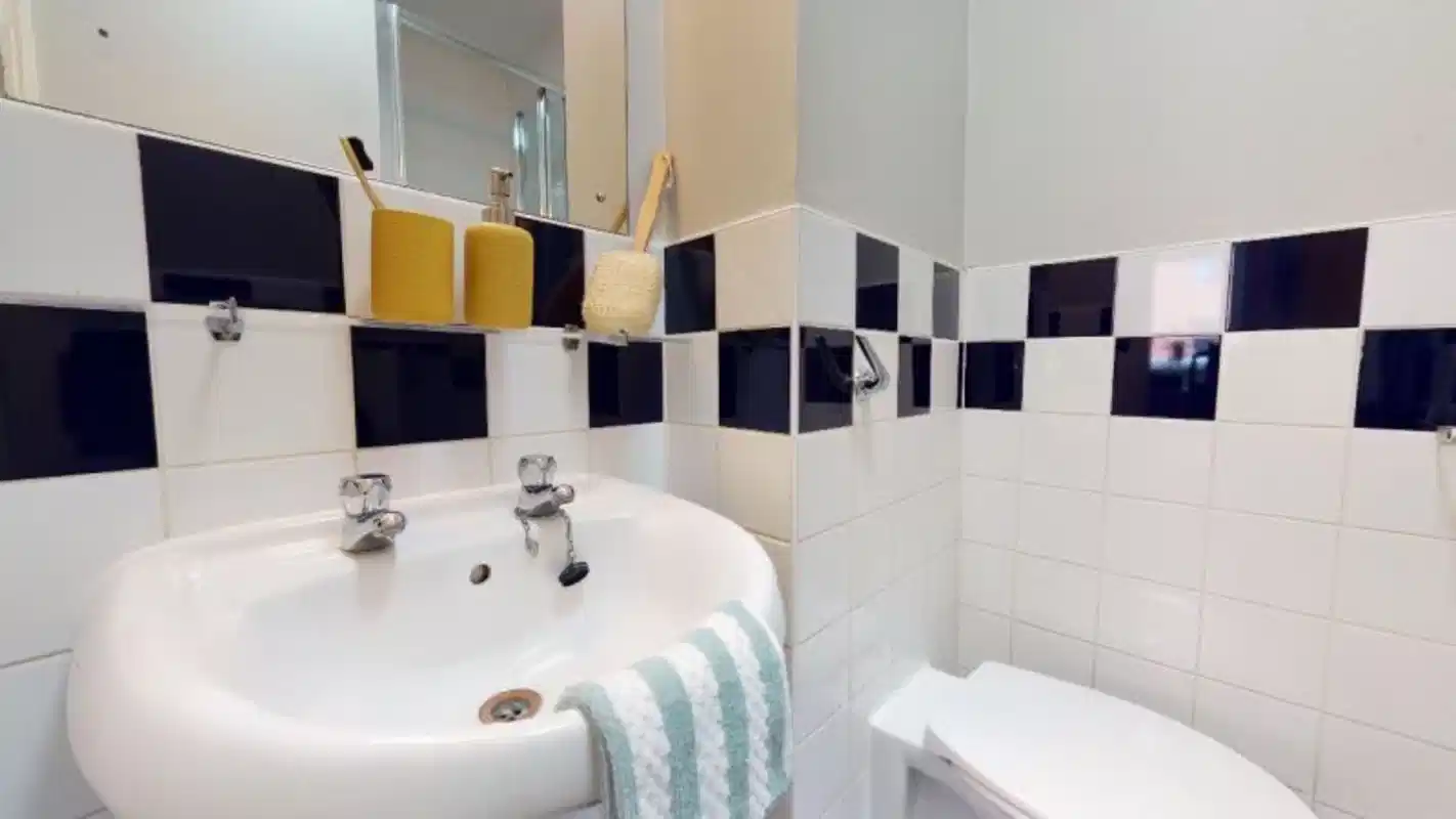 Common Area?w=400&h=260&fit=crop&q=40&auto=format&trim=auto