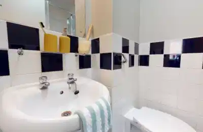 Common Area?w=400&h=260&fit=crop&q=40&auto=format&trim=auto