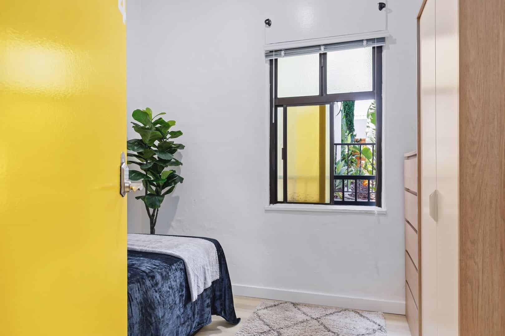 Exterior?w=400&h=260&fit=crop&q=40&auto=format&trim=auto