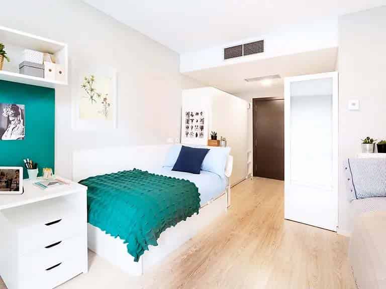 Exterior?w=400&h=260&fit=crop&q=40&auto=format&trim=auto