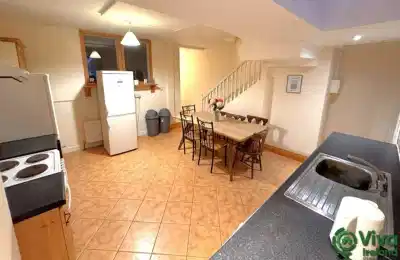 Single - Kitchen?w=400&h=260&fit=crop&q=40&auto=format&trim=auto
