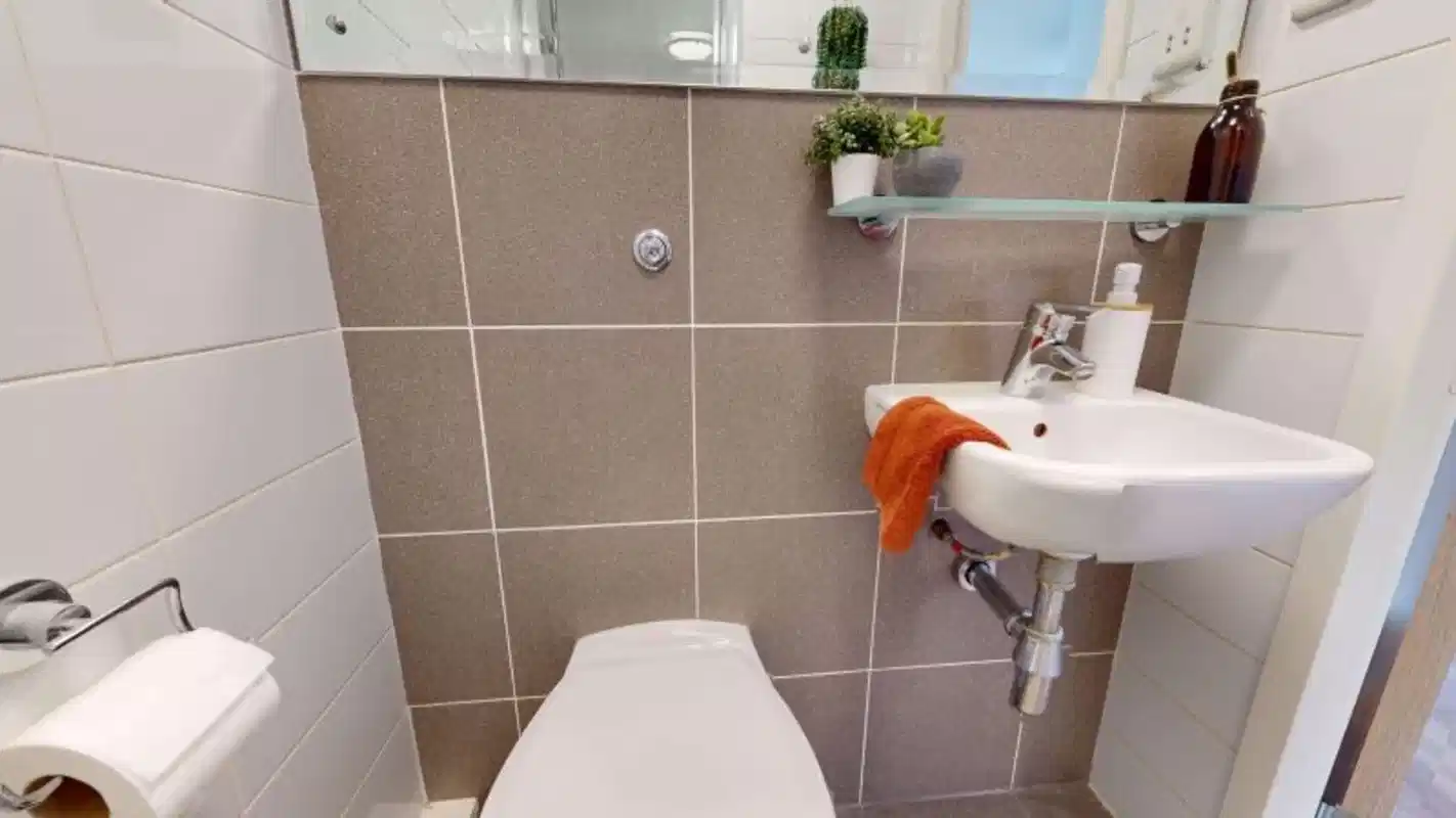 Exterior?w=400&h=260&fit=crop&q=40&auto=format&trim=auto