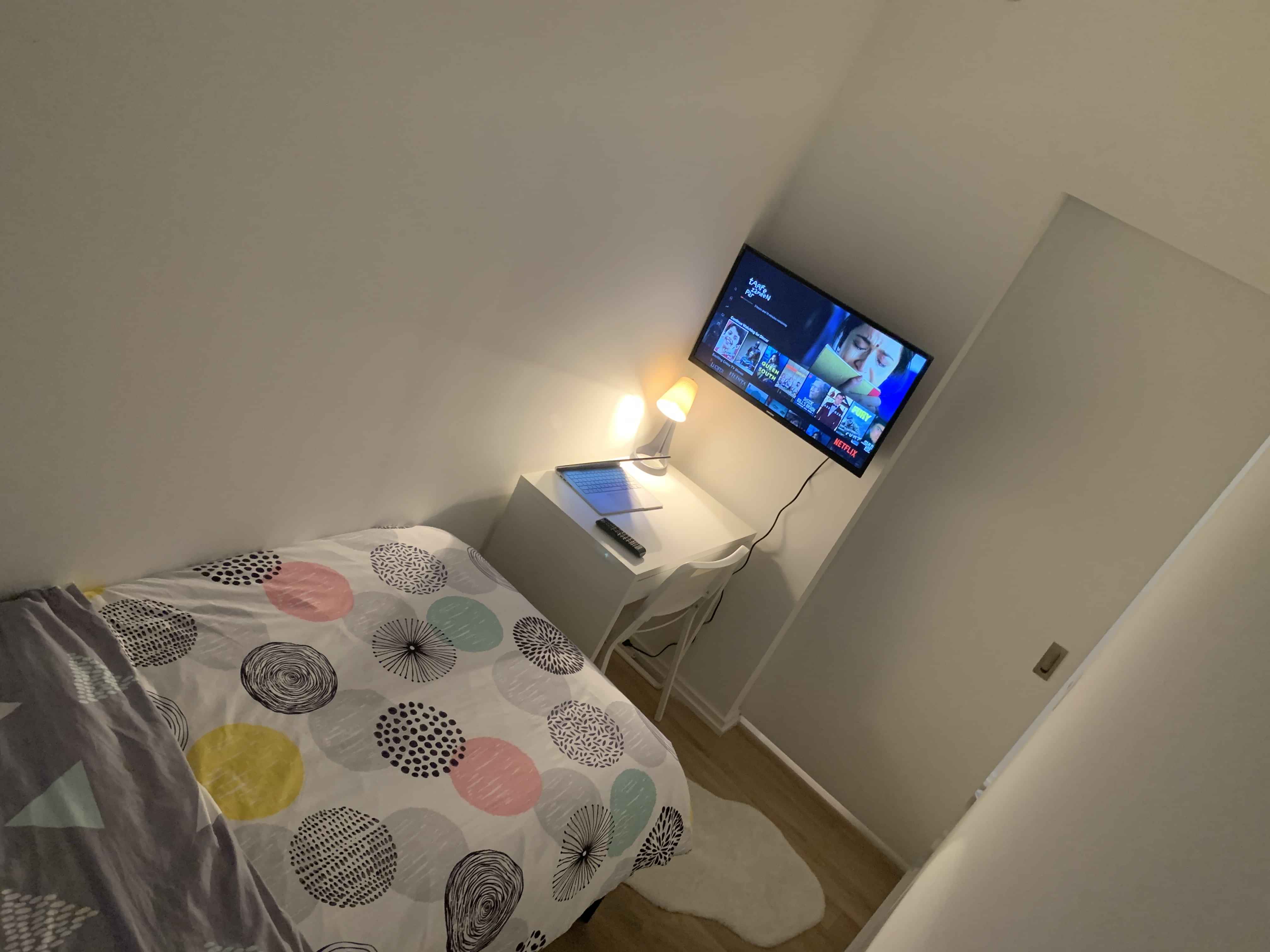 Bedroom?w=400&h=260&fit=crop&q=40&auto=format&trim=auto