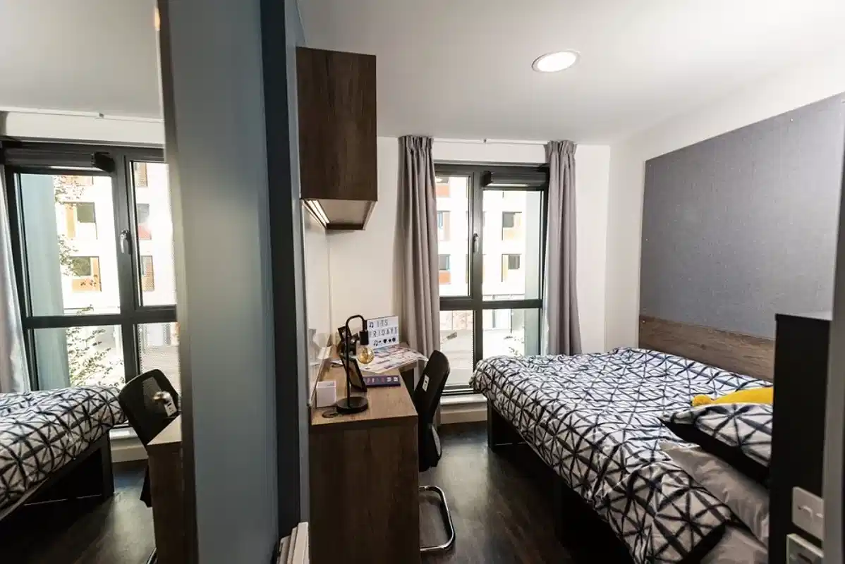 Amenities?w=400&h=260&fit=crop&q=40&auto=format&trim=auto