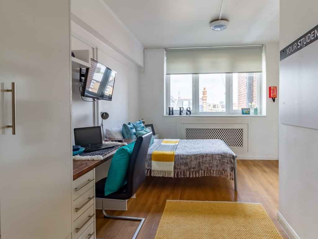 Exterior?w=400&h=260&fit=crop&q=40&auto=format&trim=auto