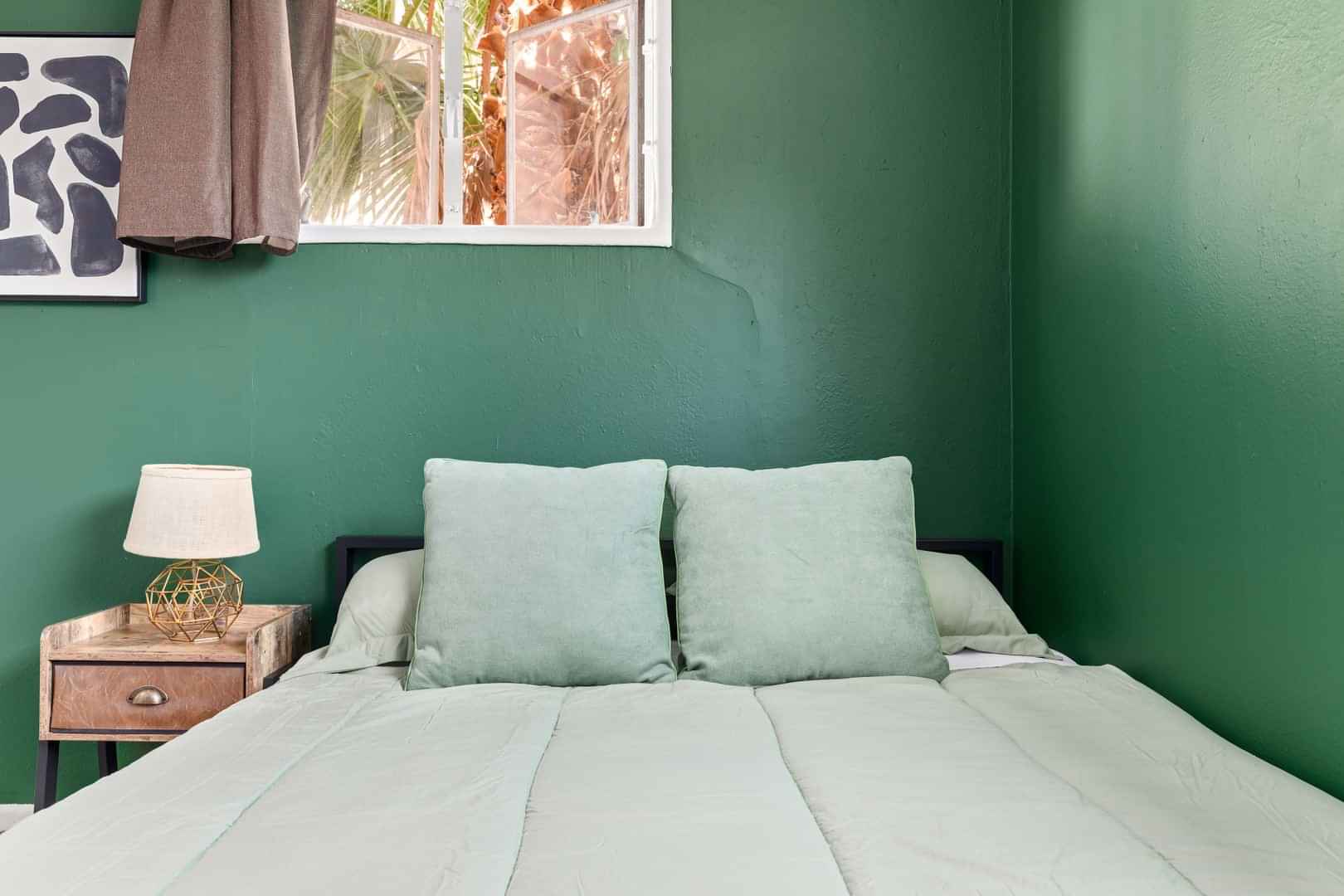 Exterior?w=400&h=260&fit=crop&q=40&auto=format&trim=auto