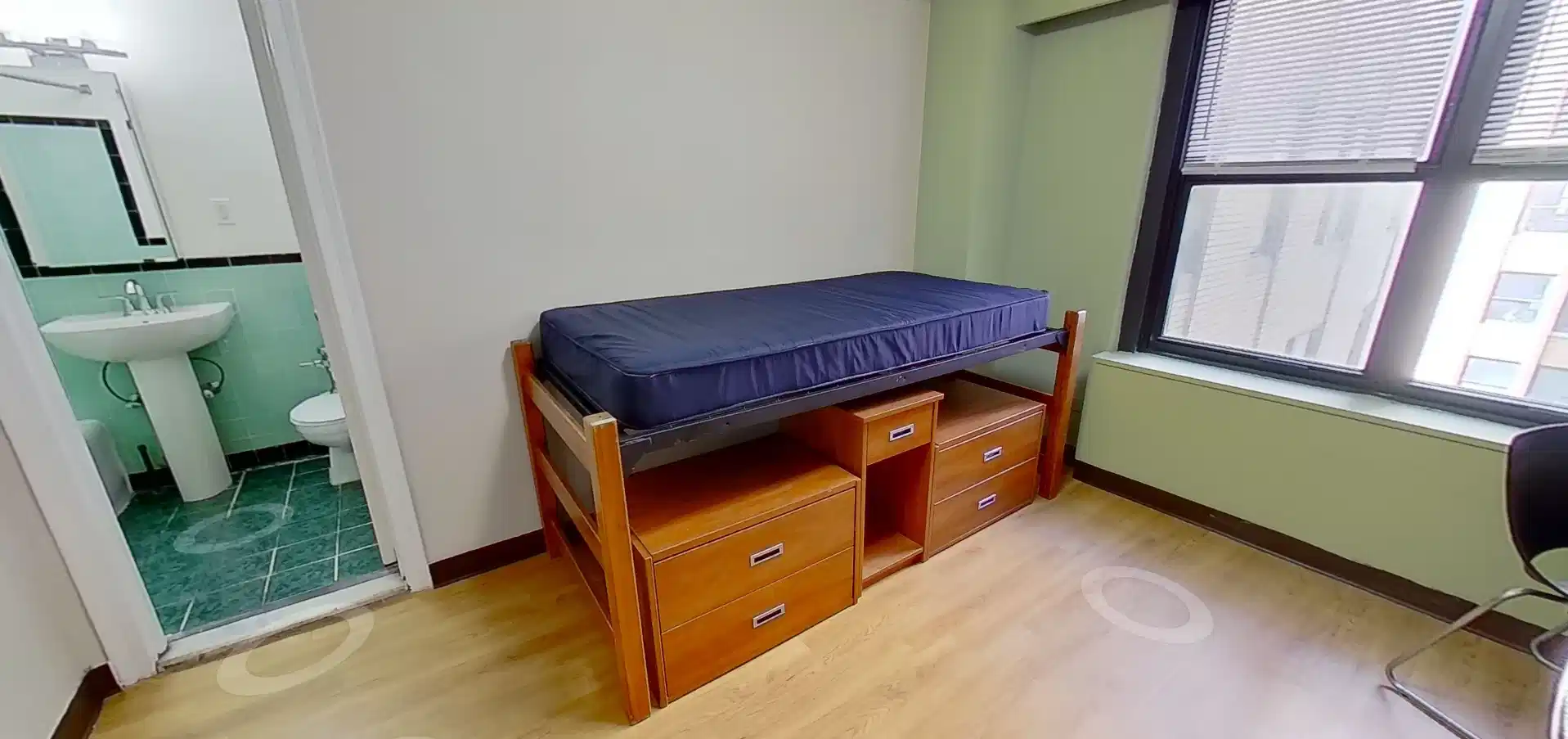 Exterior?w=400&h=260&fit=crop&q=40&auto=format&trim=auto