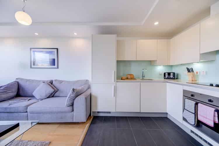 Bathroom?w=400&h=260&fit=crop&q=40&auto=format&trim=auto