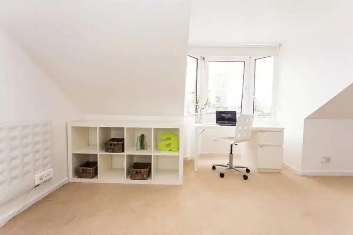 Common Area?w=400&h=260&fit=crop&q=40&auto=format&trim=auto