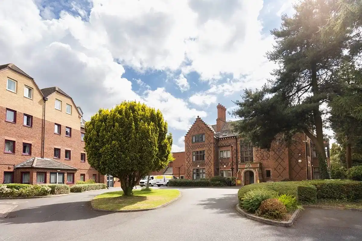 Exterior?w=400&h=260&fit=crop&q=40&auto=format&trim=auto