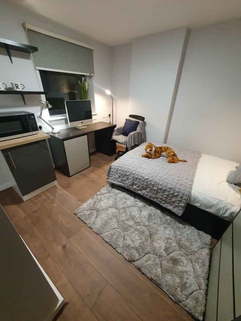 Exterior?w=400&h=260&fit=crop&q=40&auto=format&trim=auto