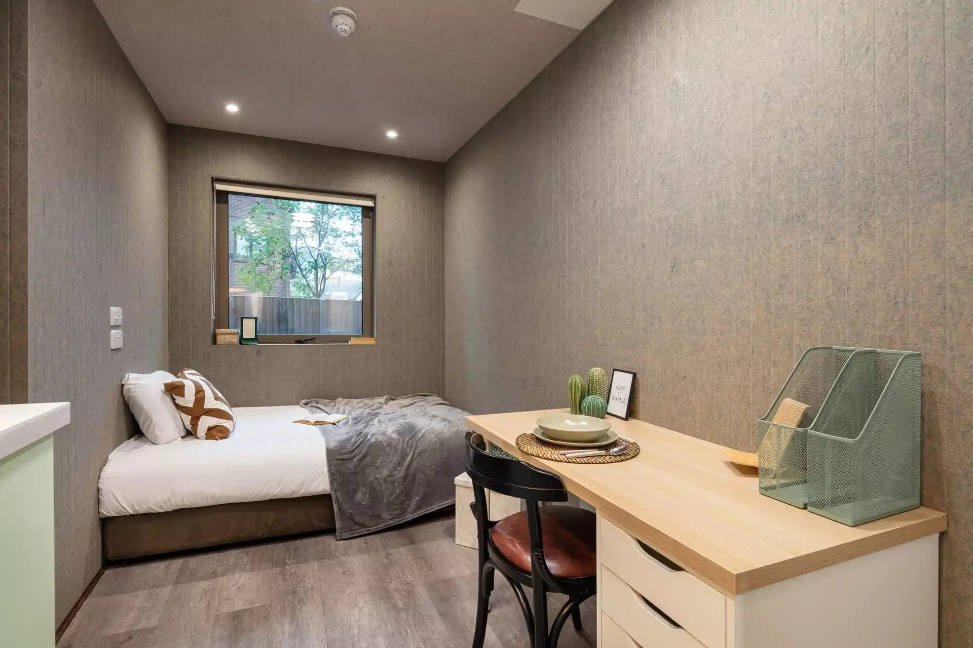 Exterior?w=400&h=260&fit=crop&q=40&auto=format&trim=auto