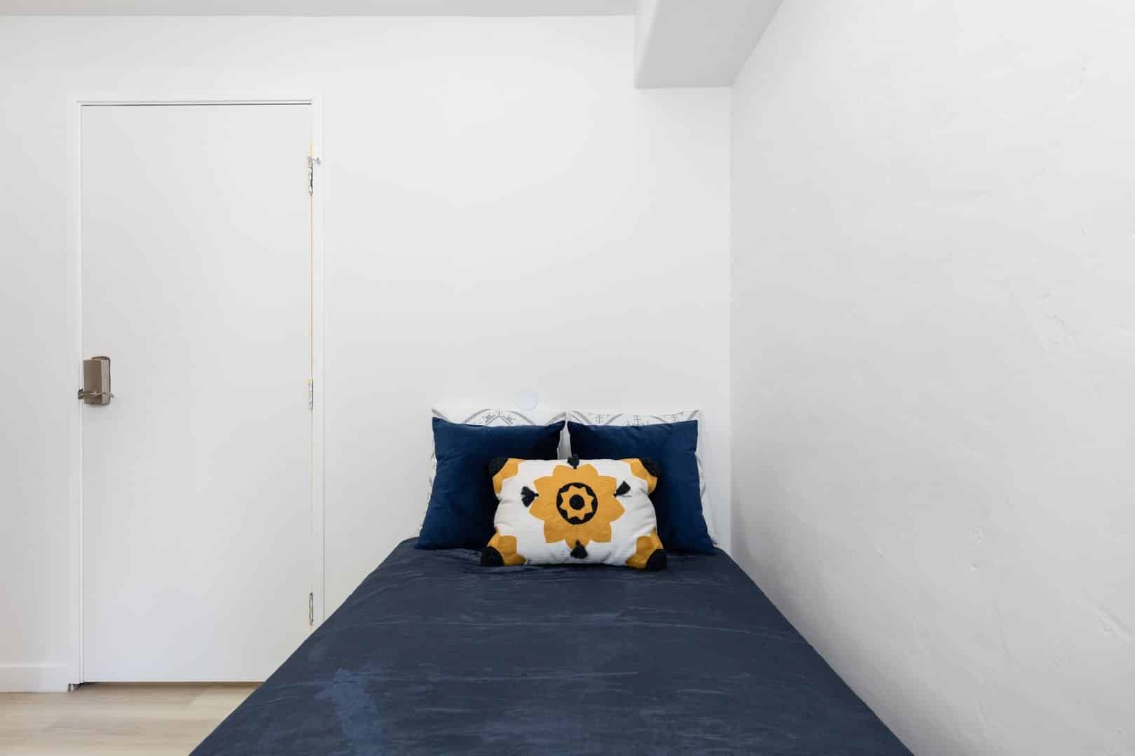 Common Area?w=400&h=260&fit=crop&q=40&auto=format&trim=auto